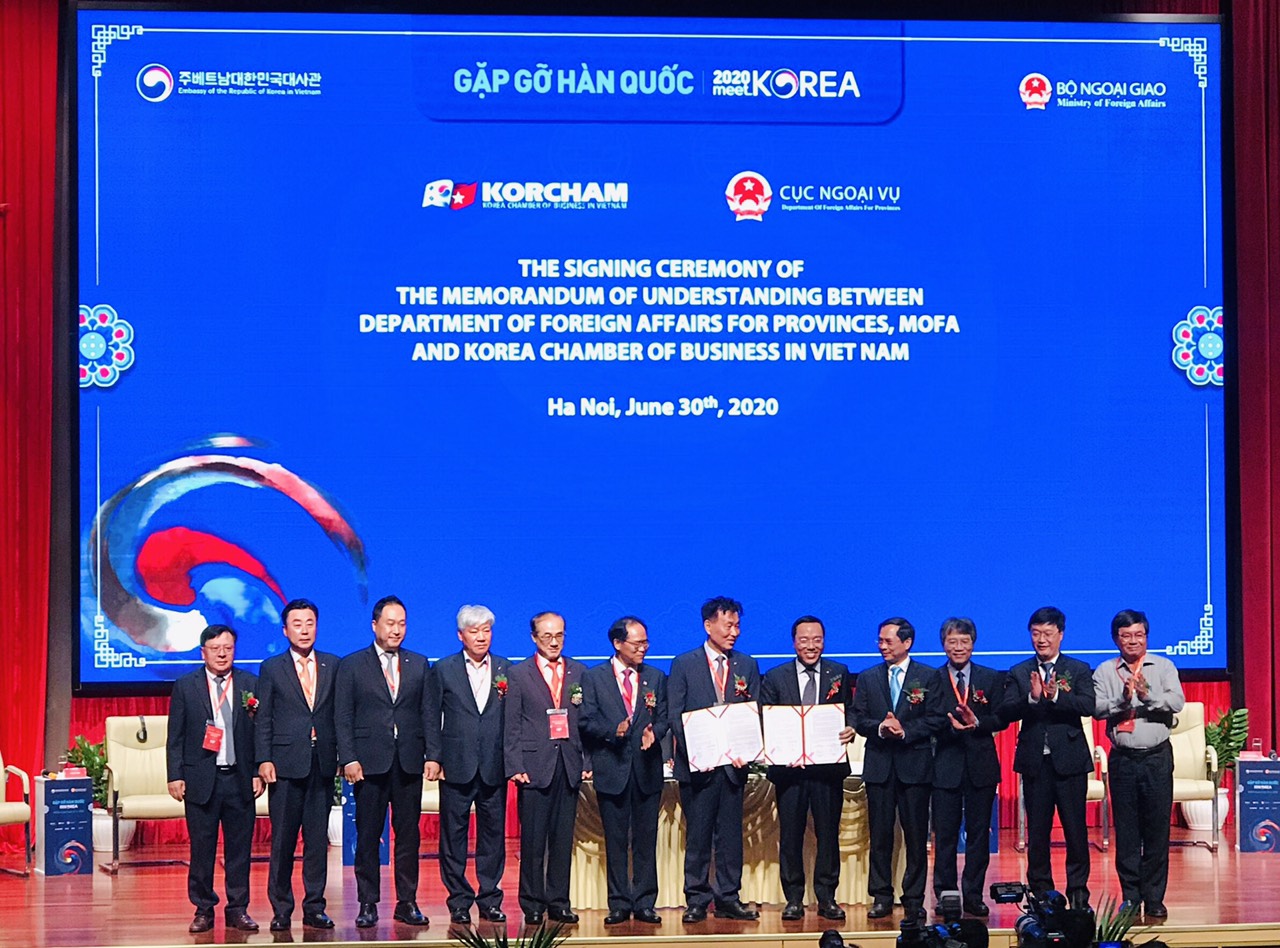 Lễ ký biên bản ghi nhớ hợp tác giữa Cục Ngoại vụ Bộ Ngoại Giao và Hiệp hội doanh nghiệp Hàn Quốc tại Việt Nam (KorCharm). Ảnh: Tố Linh